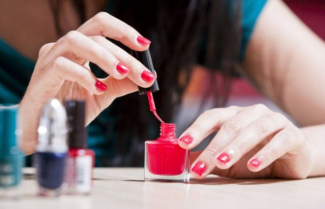 حيلة لم تسمعي بها يوماً لتجفيف طلاء الأظافر في ثوان