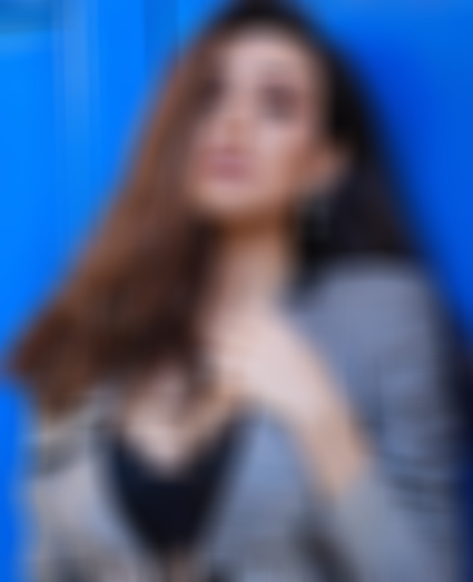 بالصور - نجمة لبنانية بإطلالة فاتنة... وانتقادات بسبب إظهار الملابس الداخلية