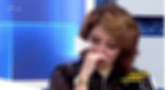 بالفيديو - نجمة خليجية تنهار بالبكاء بسبب تعنيف زوجة والدها لها