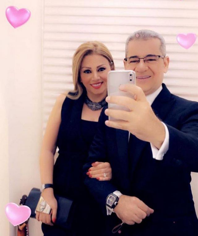 الإعلامي مصطفى الآغا وزوجته