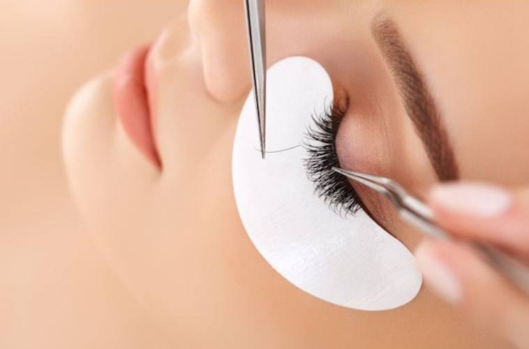 فقدت بصرها بسبب الرموش الاصطناعية... انتبهي أنت أيضاً لما حدث