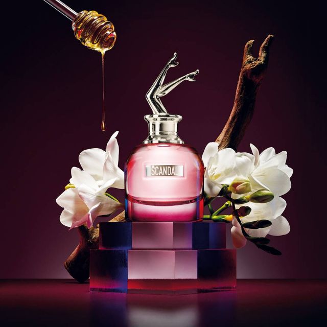 قارورة العطر موضوعة في العلبة الأيقونية التي تشتهر بها دار جان بول غوتييه، ولا شك في أن تصميمها يلفت الأنظار ويبقى محفوراً في الذاكرة لوقت قارورة العطر موضوعة في العلبة الأيقونية التي تشتهر بها دار جان بول غوتييه، ولا شك في أن تصميمها يلفت الأنظار ويبقى محفوراً في الذاكرة لوقت طويل. “لقد صمّمت هذا العطر للمرأة الجريئة والأنيقة. تخيّلت امرأة ذات شخصية قوية، تتمتع بكاريزما وتتقن فن الأناقة الفرنسية. وتماماً مثل العطر، تعشق هذه المرأة الفرادة والتطرف والأناقة”، تقول بوجي عن المرأة الملهمة لهذا العطر.