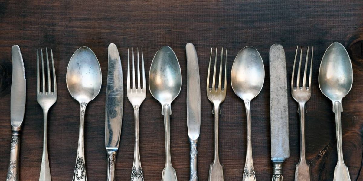 لا ماء ولا صابون... قشر هذه الفاكهة يعيد اللمعان إلى الآواني بشكل مذهل