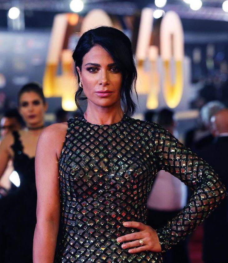 بالصورة – شقيقة صبا مبارك تدهش الجميع بطولها ورشاقتها وجمالها... تعرفوا إليها