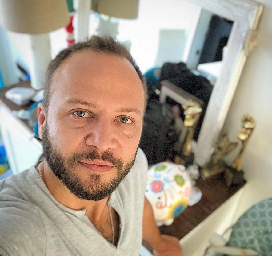 بالصورة – للمرة الأولى بعد مهاجمته بسبب والدته... هذا ما فعله مكسيم خليل معها وفاجأ الجميع