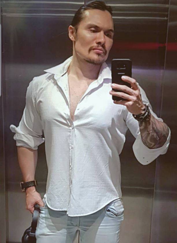 بالفيديو - جراح تجميل يشوه الوجوه بدلاً من تصحيح عيوبها... ما فعله بـ40 شخصاً مروّع