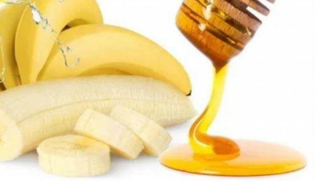 قناع الموز والعسل للشعر الجاف