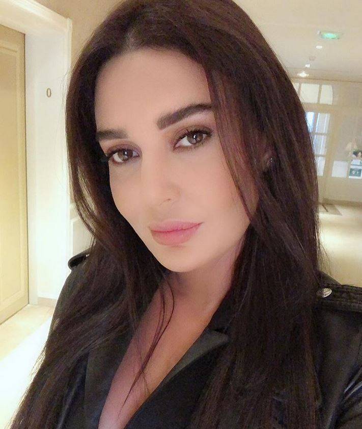 بالصور- بعيداً عن الأضواء...شاهدوا كيف تلاعب سيرين عبد النور طفلها في جلسة عائلية