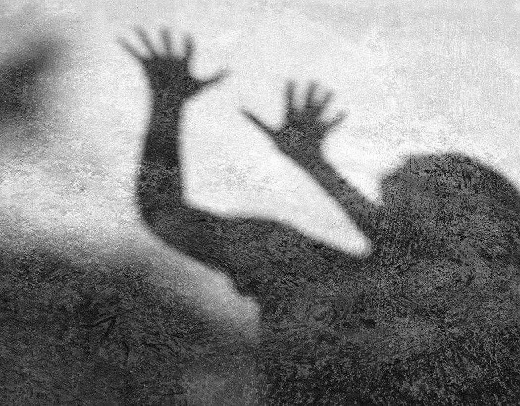 فنان شهير جداً في مركز الشرطة بتهمة الاعتداء على فتاة... إليكم التفاصيل