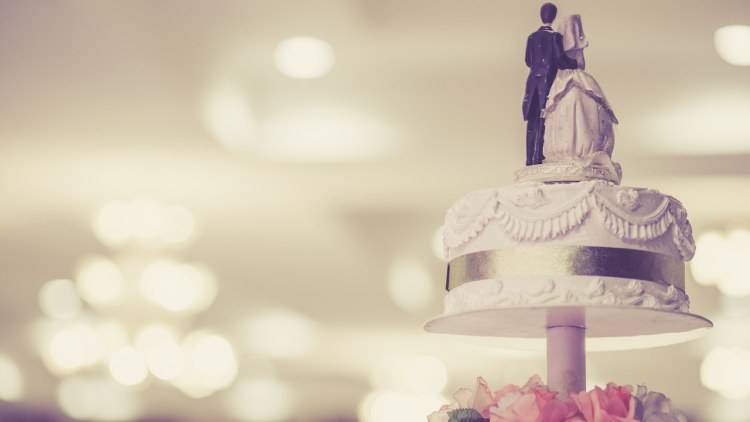 قصة مريبة – وفاة عروسين بطريقة غامضة بعد ساعات على زفافهما...  ماذا حدث معهما؟