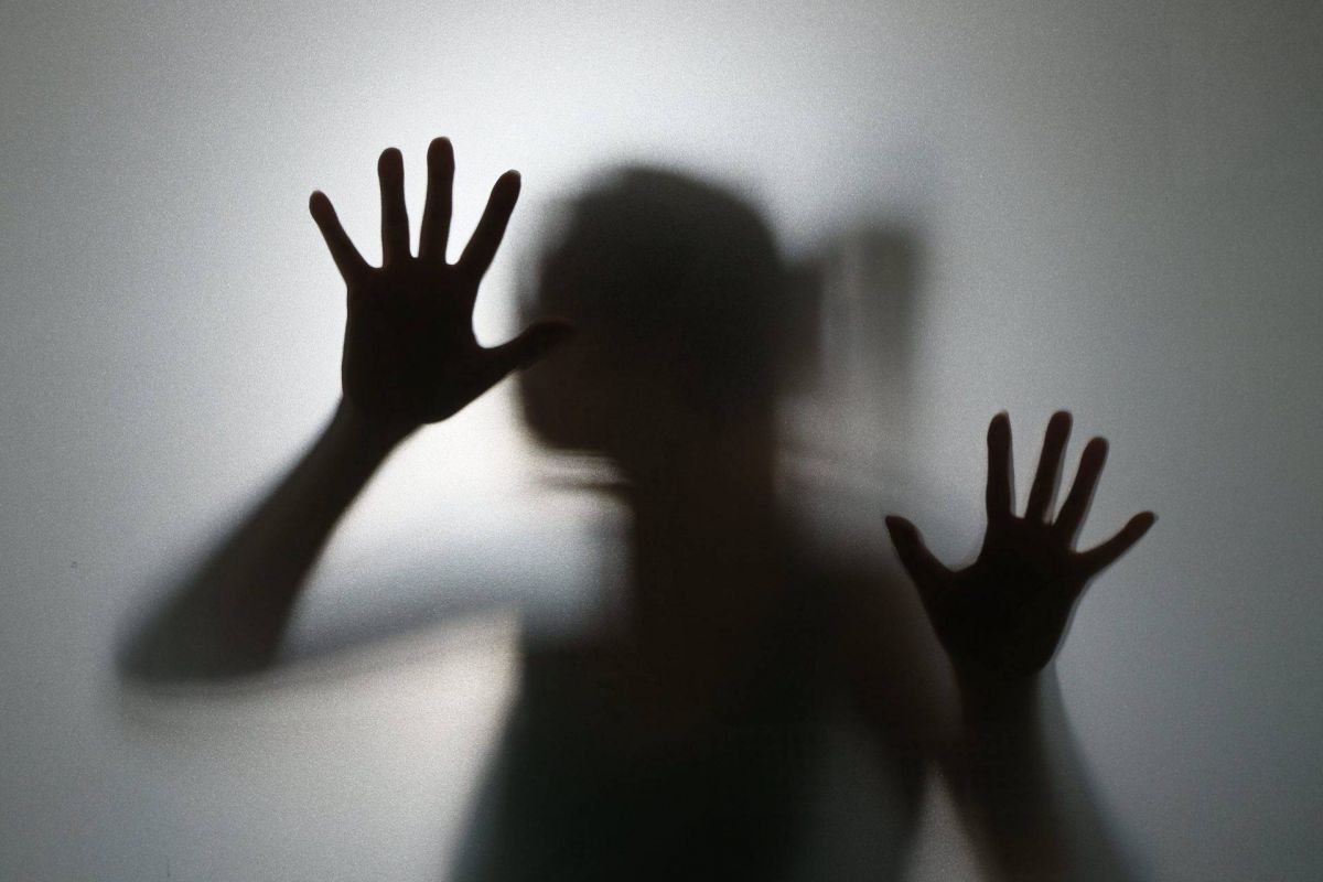 أهملها والداها حتى نما عليها القمل وبلغ وزنها 11 كيلو في سن الـ4 سنوات...وهذه تفاصيل المأساة