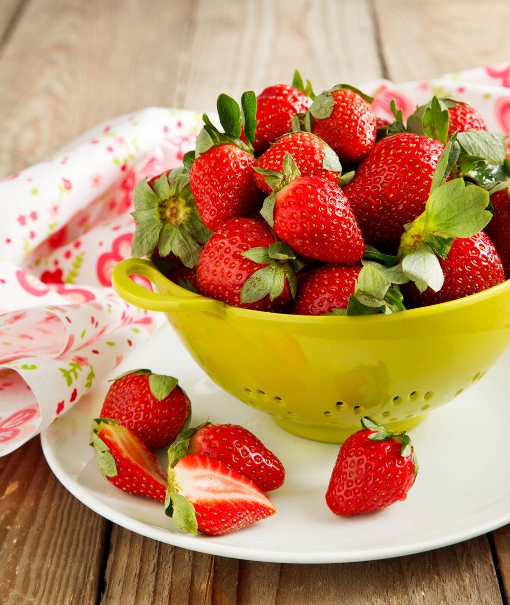 بالفيديو – أسهل حلوى منزلية... هكذا تحضرين لقيمات الفراولة بالتشيز كيك