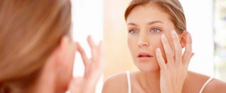 بالفيديو -  4 عادات شائعة تسبب انتفاخ العينين... تجنبوها