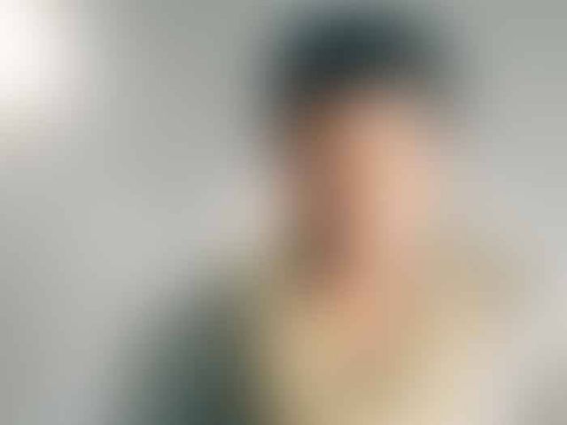 بالفيديو - نجم شهير يستعرض مهارته في إطلاق الرصاص