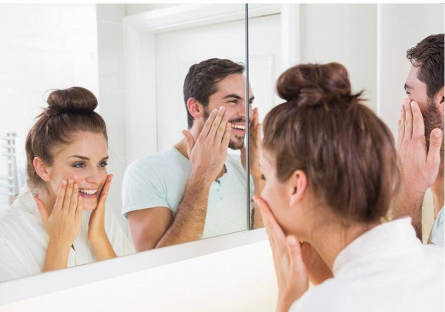 الماء والغذاء الصحي.. أسرار ترطيب البشرة في الشتاء