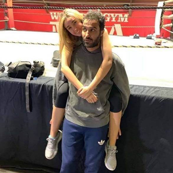بالفيديو - هنا الزاهد وأحمد فهمي يثيران ضجة بحركاتهما في الجيم
