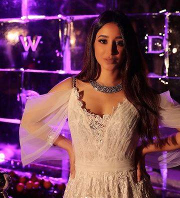 بالصور - أسيل عمران تفاجئ الجميع باطلالتها البسيطة في حفل زفاف إبنة لجين