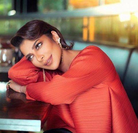 بالصور - فستان أصالة المزيّن بالريش يحيّر الجمهور... ومكياجها الجريء يلفت الأنظار