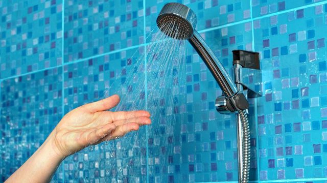 فوائد الاستحمام بالماء البارد تفوق التوقعات