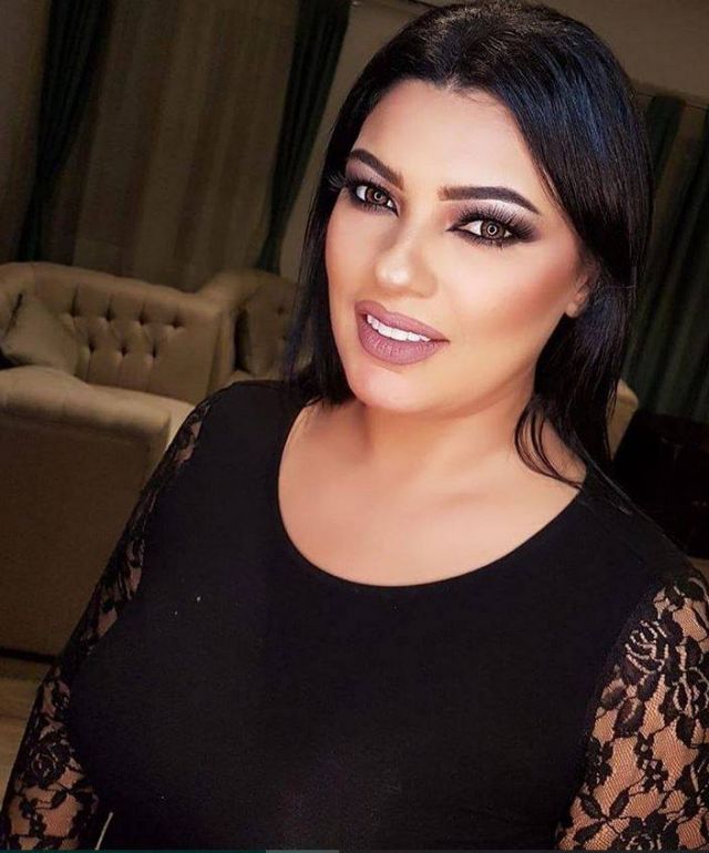 الفنانة عزة مجاهد
