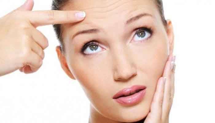 خطأ يرتكبه الجميع... تعرفي إلى المسبب الأول لتجاعيد الوجه