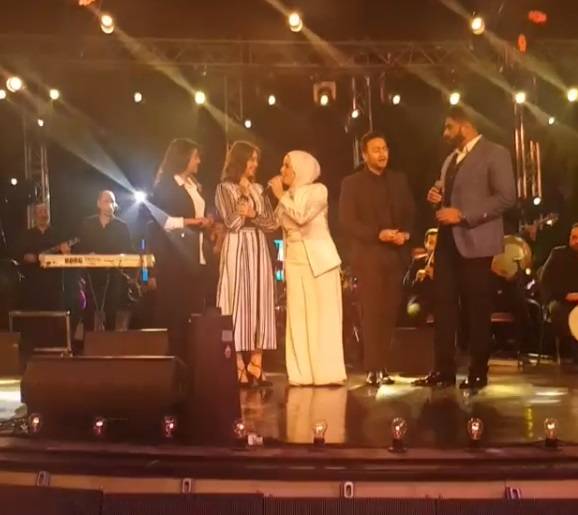 بالفيديو - شاهدوا ما فعله هؤلاء النجوم الأربعة على المسرح