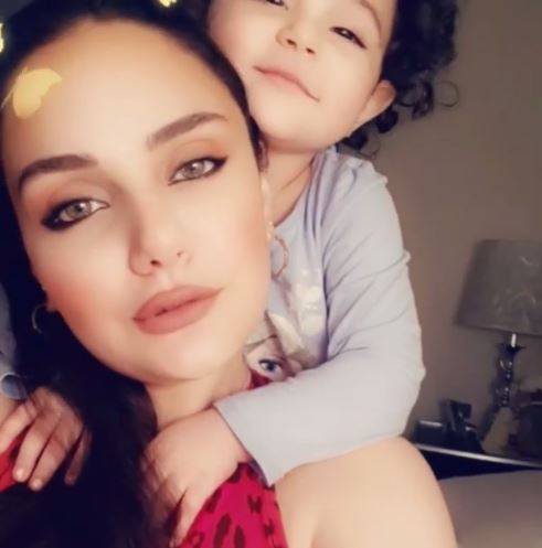 إبنة هيفاء وهبي تنشر صوراً لوالدها وتشعل مواقع التواصل برسالة عن الأم