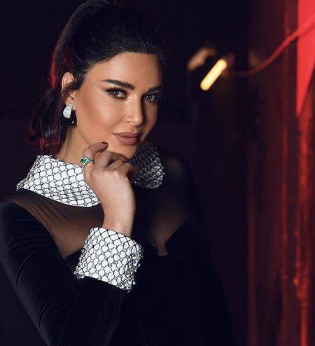 بالفيديو - هكذا احتفلت سيرين بالكريسمس.. وما فعلته ابنتها يشعل مواقع التواصل