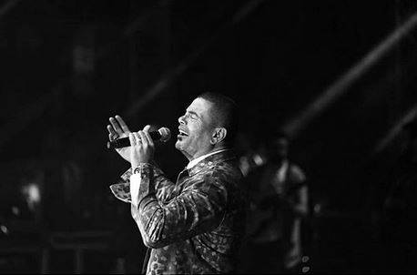 ضجة كبيرة بسبب صور عمرو دياب في حفلة السعودية.. اليكم سبب الجدال