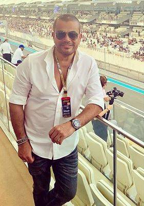 بعد نزعه الخاتم... صورة جديدة لعمرو دياب تؤكد عودته لدينا الشربيني