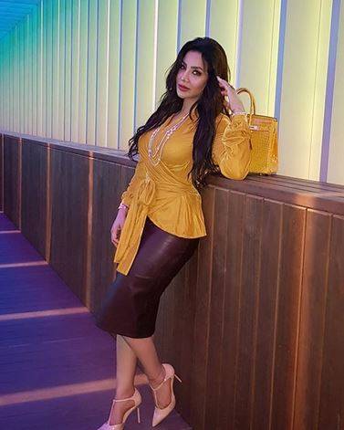 بالفيديو - لجين عمران تستعرض اطلالتها الساحرة يوم زفاف ابنتها.. شاهدوا اناقتها