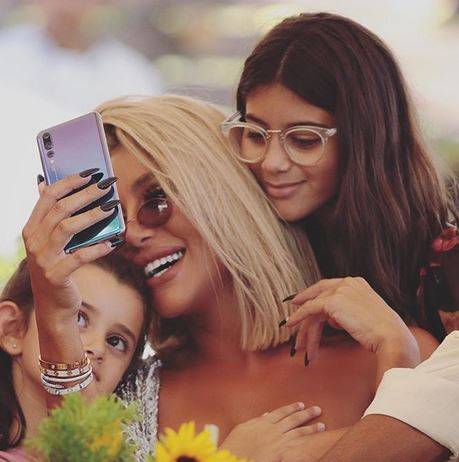 بالفيديو - مفاجأة مدهشة من مايا دياب لابنتها يوم ميلادها.. شاهدوا ماذا فعلت واذهل المارين في الشارع