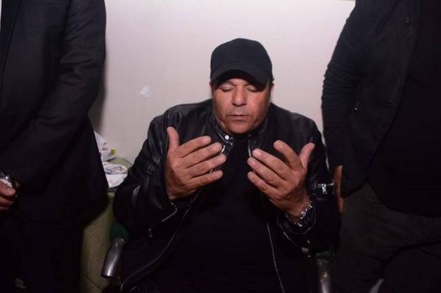 بالصور - محمد فؤاد ينهار في عزاء شقيقه.. وهذا مصير حفلات رأس السنة