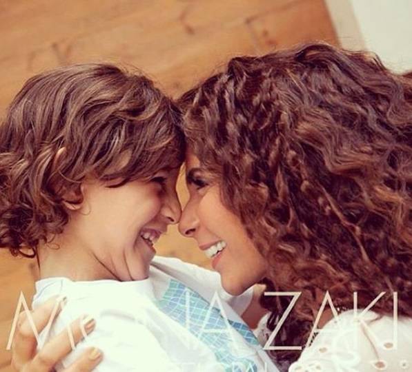 منى زكي وابنها