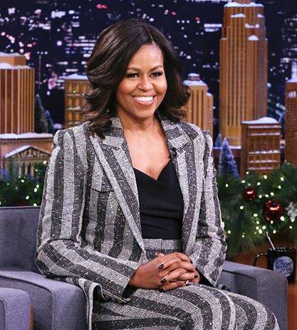 بالصور - ميشيل أوباما تصدم الجميع بإطلالتها السيئة وحذائها الذهبي الباهظ الثمن