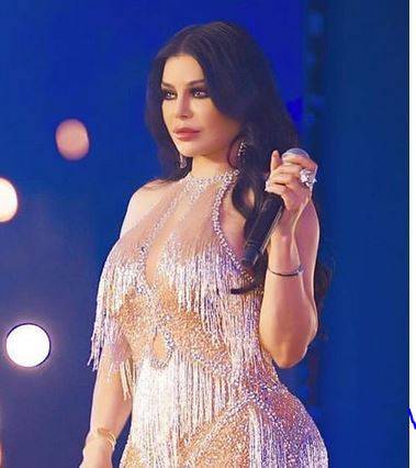 بالصور - شاهدوا هيفاء وهبي باطلالة ملفتة.. لا أحد يتجرأ على ارتدائها سواها!