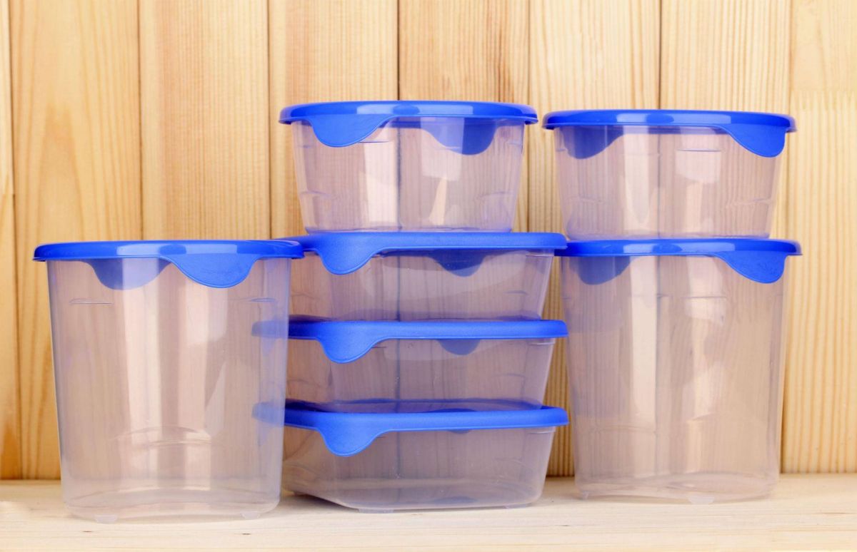 طريقة لم تخطر على بالك لإزالة البقع عن علب الطعام البلاستيكية