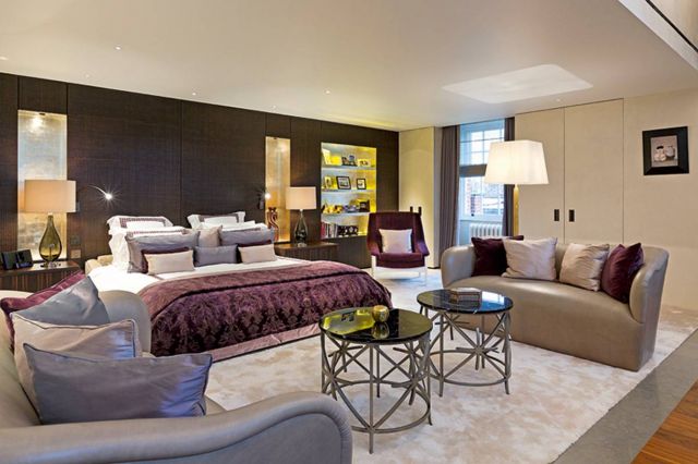  حتى غرفة النوم لا تنجو من حضور الأكسسوارات الحميمة