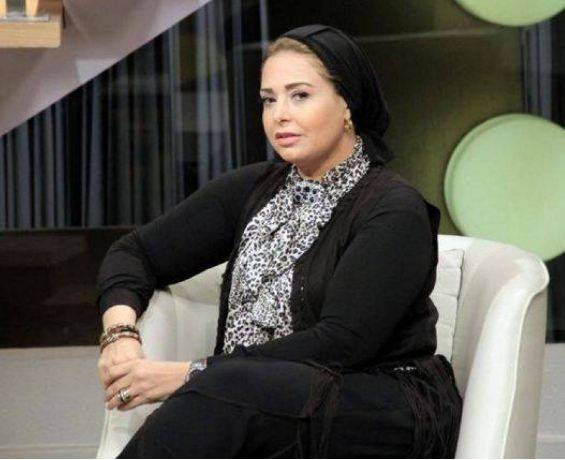 بالفيديو والصور - شاهدوا صابرين تتلو الأدعية في الكعبة