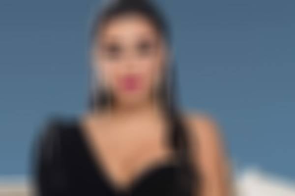 بالصور - شقيق نجمة لبنانية يتبرأ منها بسبب سكنها مع رجل من دون زواج