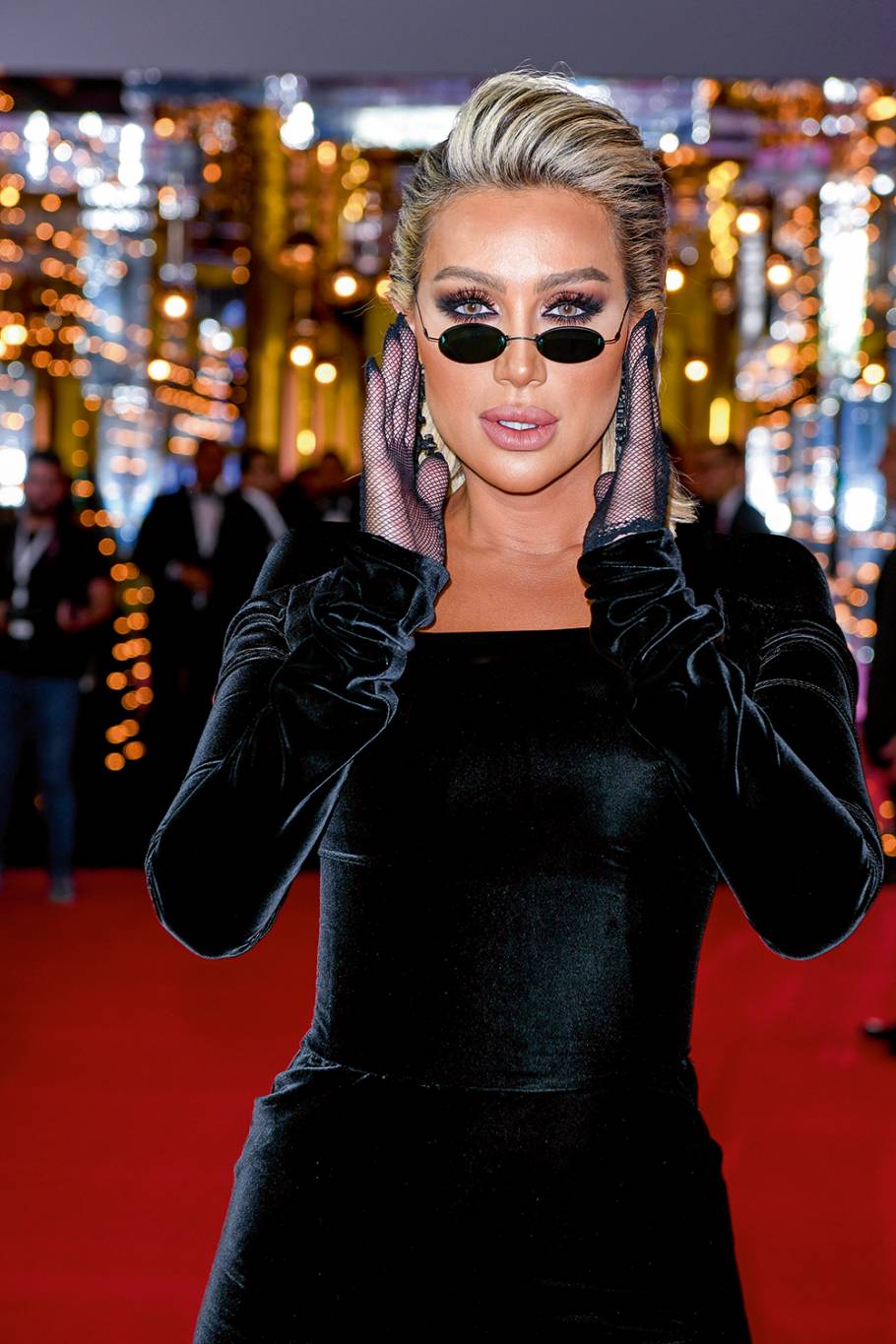 ملابس مثيرة وتصرفات غريبة: نجوم يثيرون الجدل في المهرجانات!