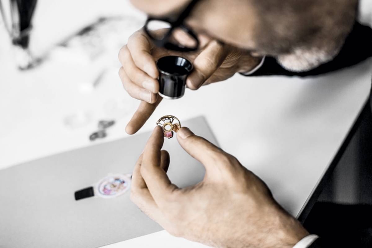 قصة جديدة تروي
عشق السيد ديور
Dior Horlogerie