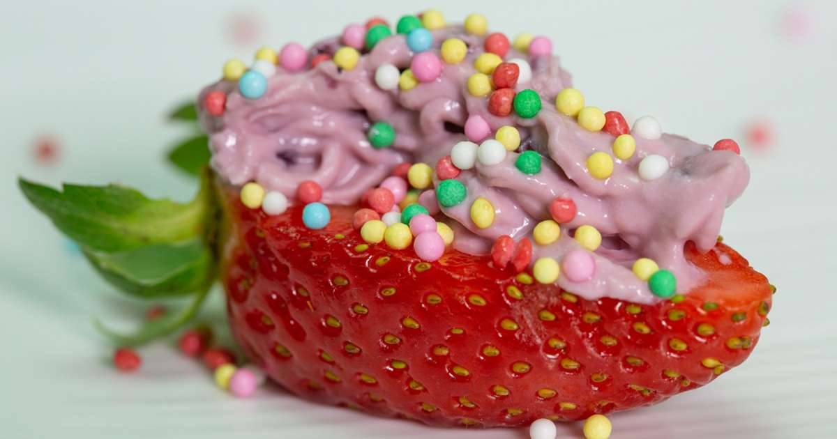 بالفيديو - طريقة عمل لقيمات الفراولة المحشية بتشيز كيك الفراولة