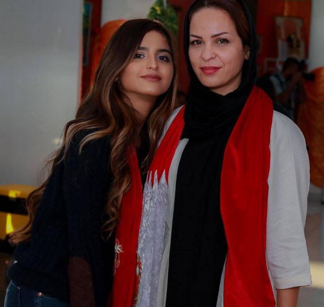 بالصورة – والدة حلا الترك توجه إليها رسالة من القلب... ما الذي وعدتها به؟