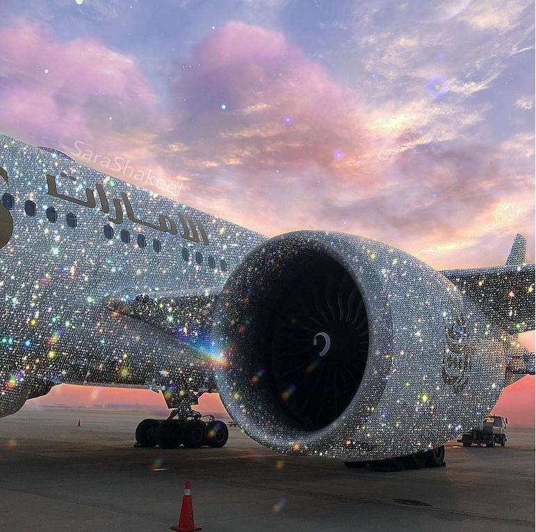 بالصور - طائرة إماراتية مرصعة بالماس تشعل المواقع... وهذه قصتها