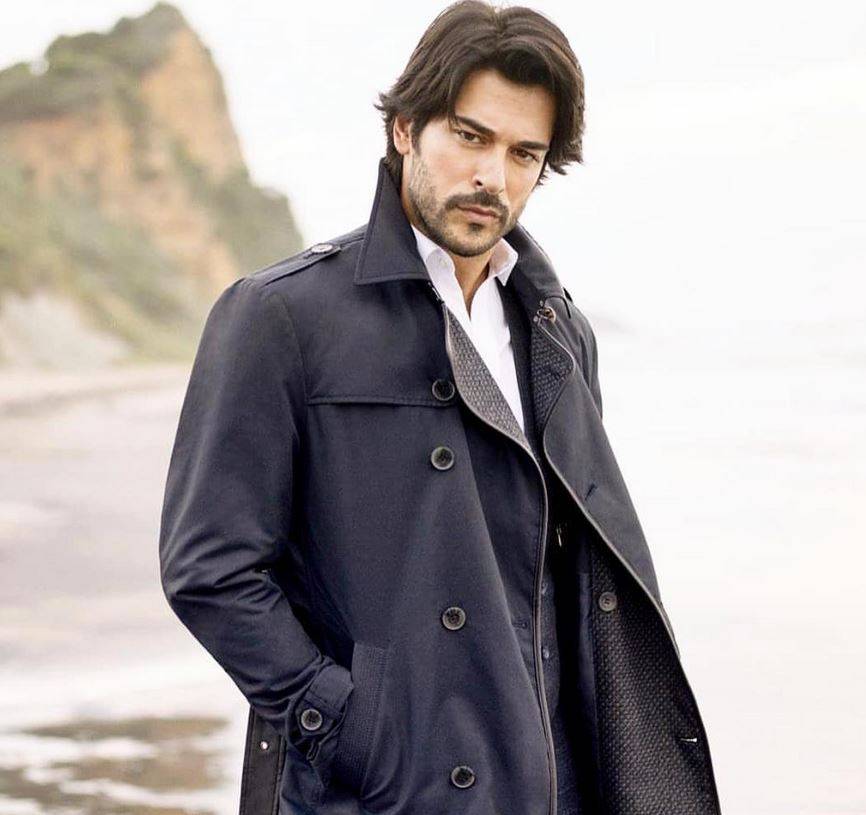 بالصورة – شكل بوراك أوزجيفيت قبل الشهرة يصدم معجبيه... شاهدوا كيف كان