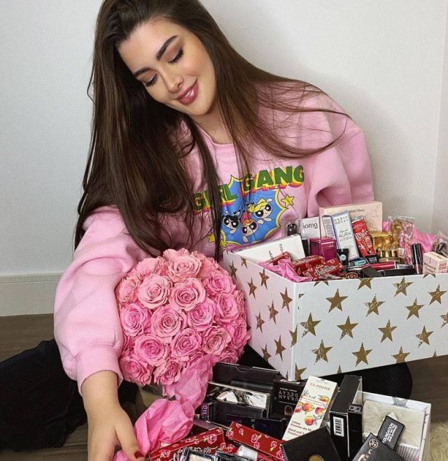 بالفيديو – روان بن حسين ترقص بطريقة هستيرية في الشارع... إليكم ما فعلته