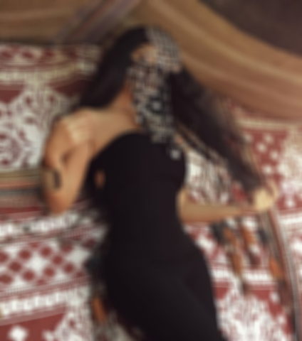 بالصور - نجمة عربية تثير الجدل بالبرقع مع الثياب الجريئة والضيقة