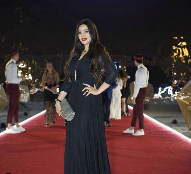 بالفيديو الكامل – شاهدوا لحظة احتضان زوج إبنة لجين عمران لها... رومنسية لا حدود لها