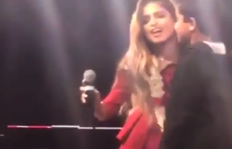 بالفيديو - حلا الترك تشعل اجواء اليوم الوطني البحريني... ومن الذي قبلها على المسرح